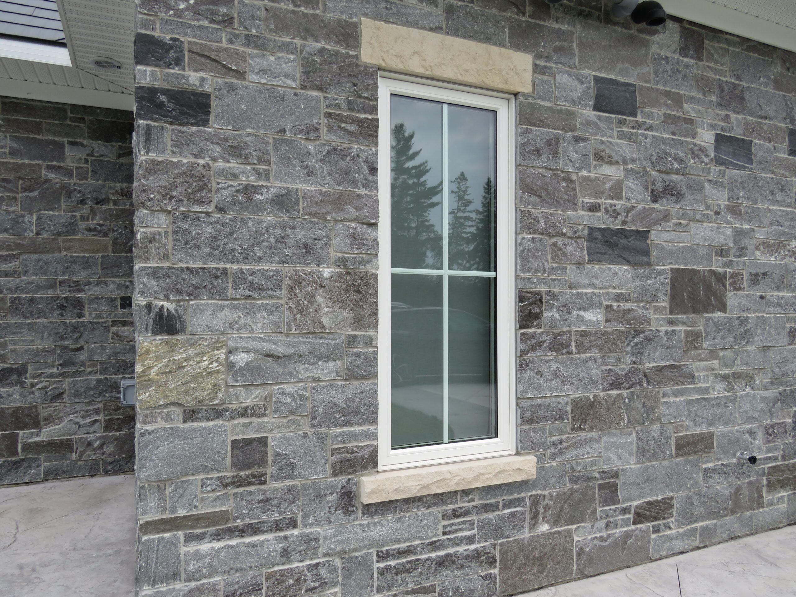 Pembroke Real Thin Stone Veneer with Sawed Ends Corner