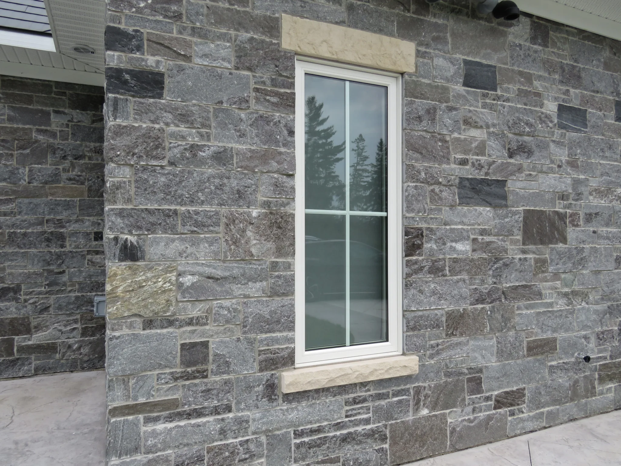 Pembroke Real Thin Stone Veneer with Sawed Ends Corner