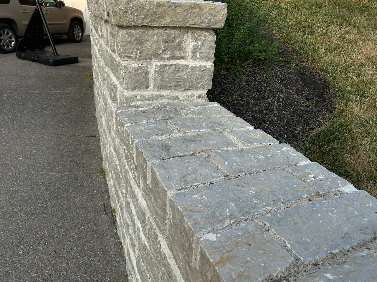Larchmont Custom Course Height Natural Stone Veneer Retaining Wall
