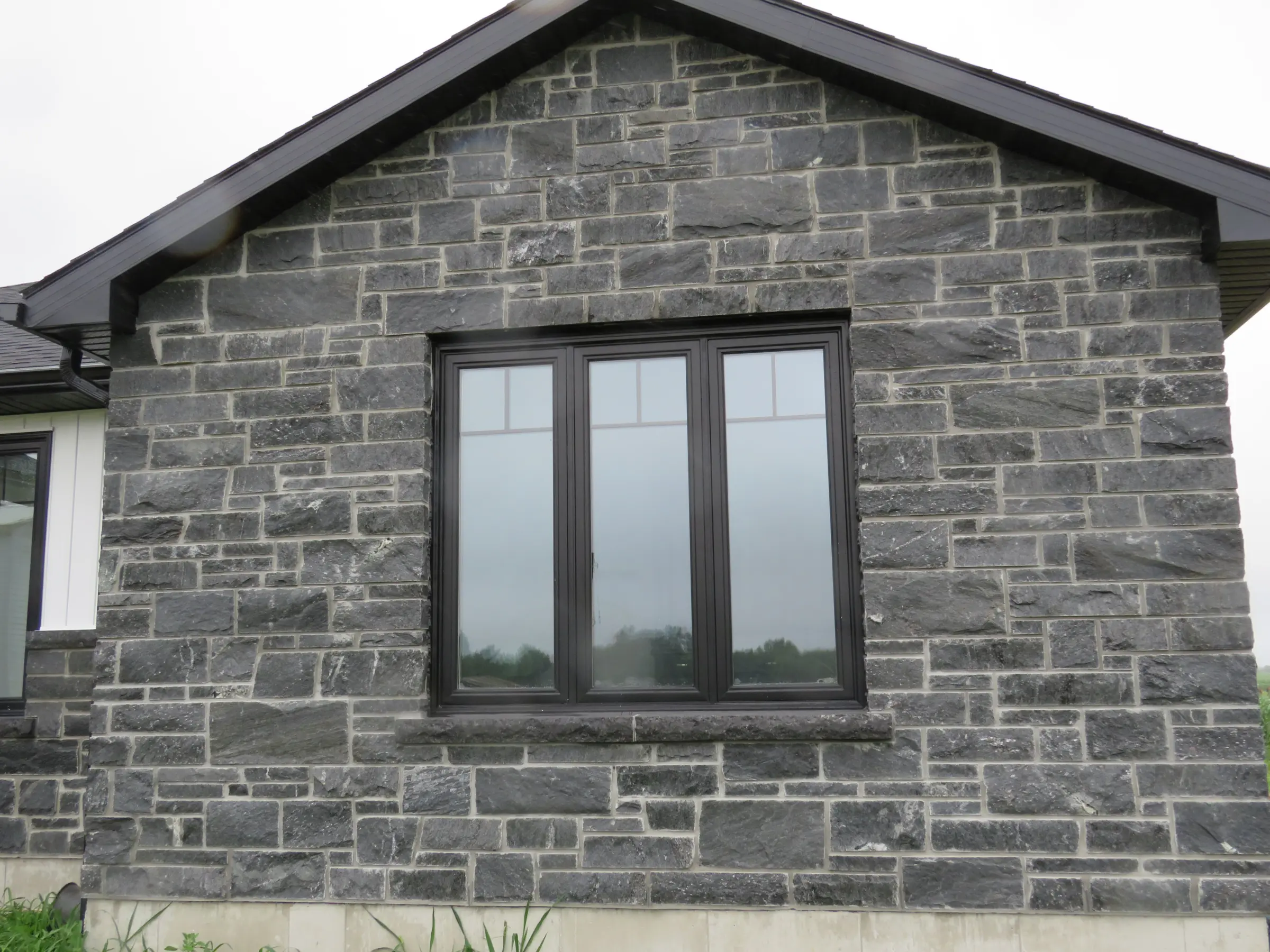 Dublin Natural Granite Thin Stone Veneer Accent Wall