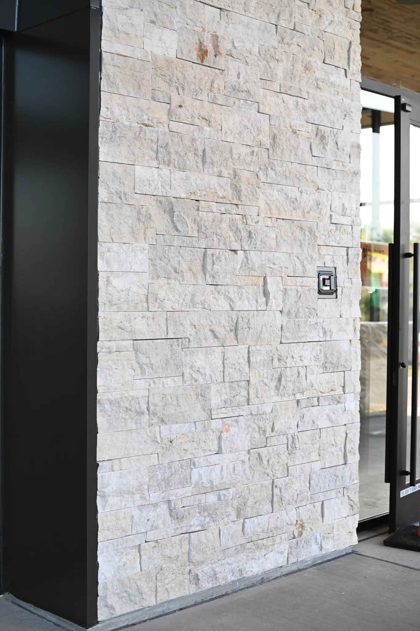 Nob Hill Natural Stone Veneer Outdoor Accent Wall