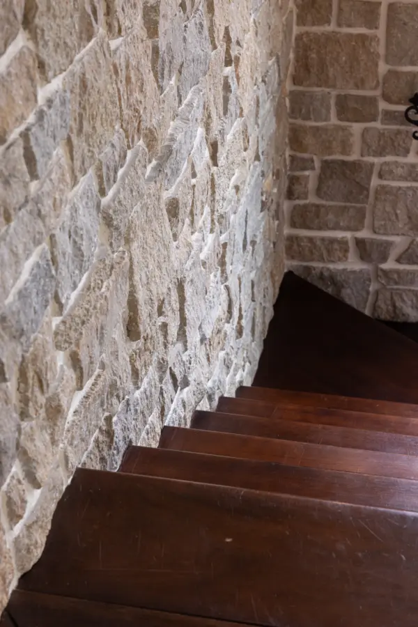 Tuscan Antique Natural Thin Stone Veneer Close Up