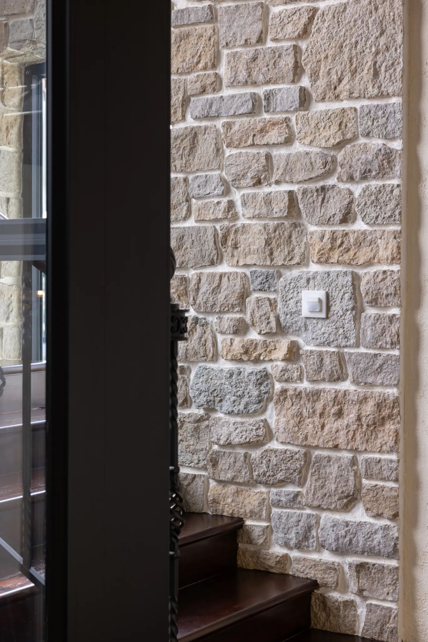 Tuscan Antique Real Thin Stone Veneer Wall Close Up