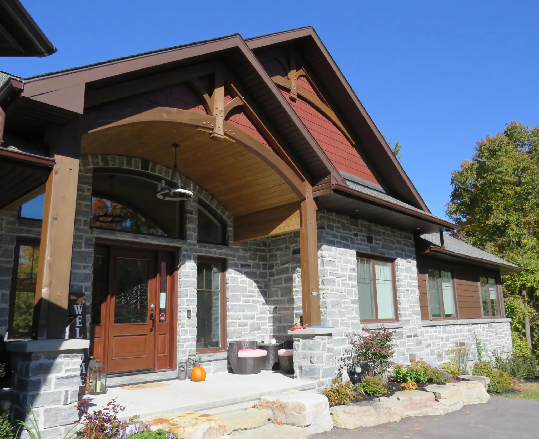 Timmins Natural Stone Veneer with Irregular Pieces Exterior Siding