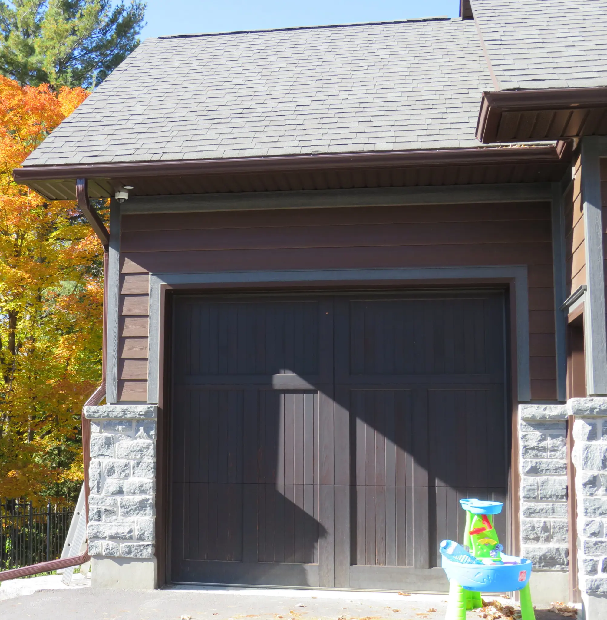 Timmins Natural Stone Veneer with Irregular Pieces Garage Wainscoting