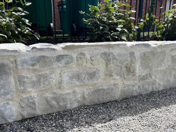 Strasburg Natural Stone Veneer White Mortar Garden Wall