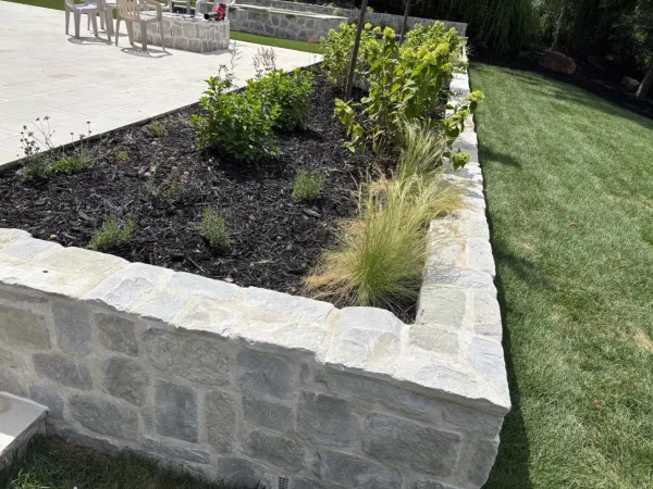 Strasburg Natural Stone Veneer White Mortar Landscape Wall