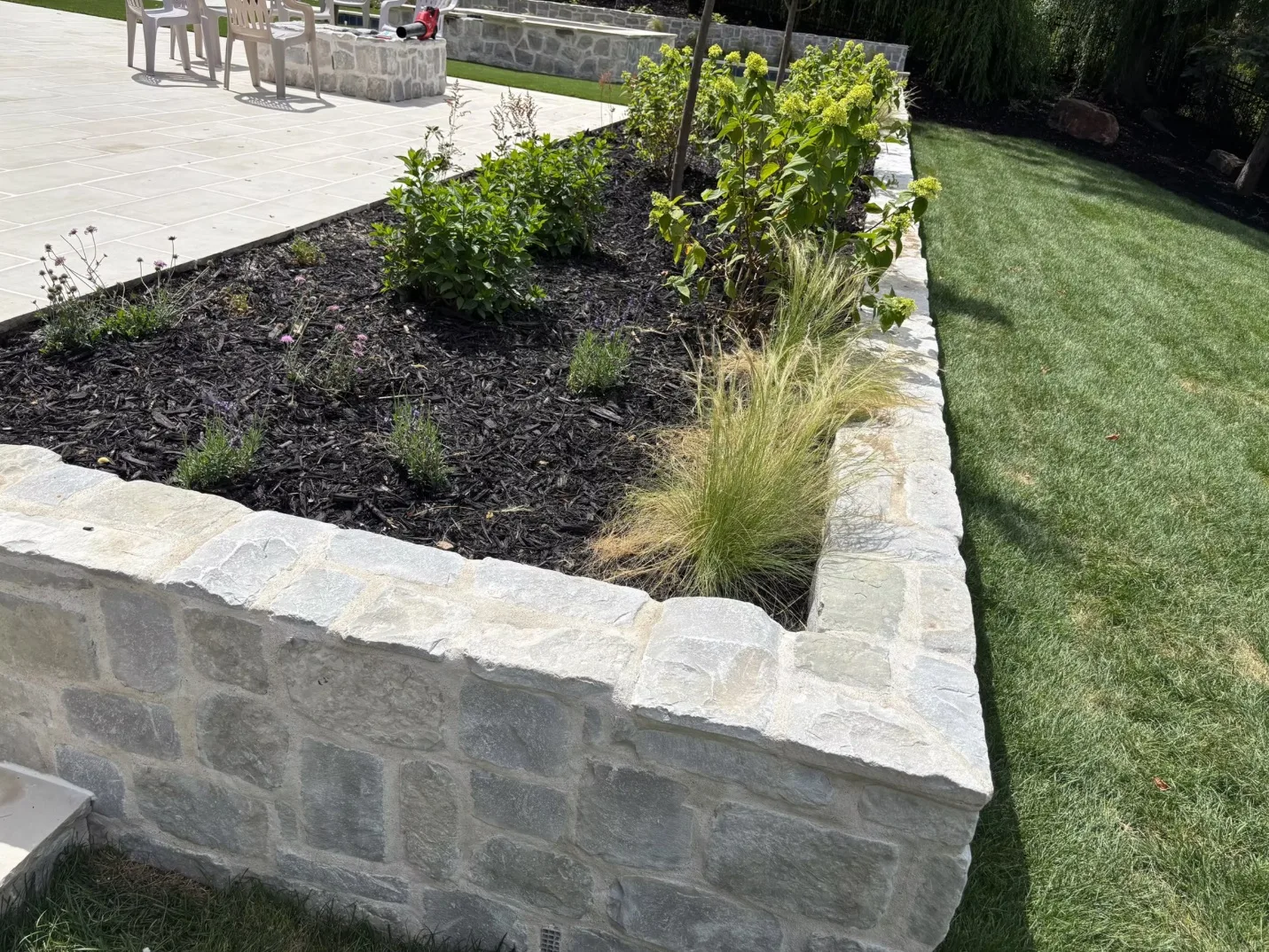 Strasburg Natural Stone Veneer White Mortar Landscape Wall