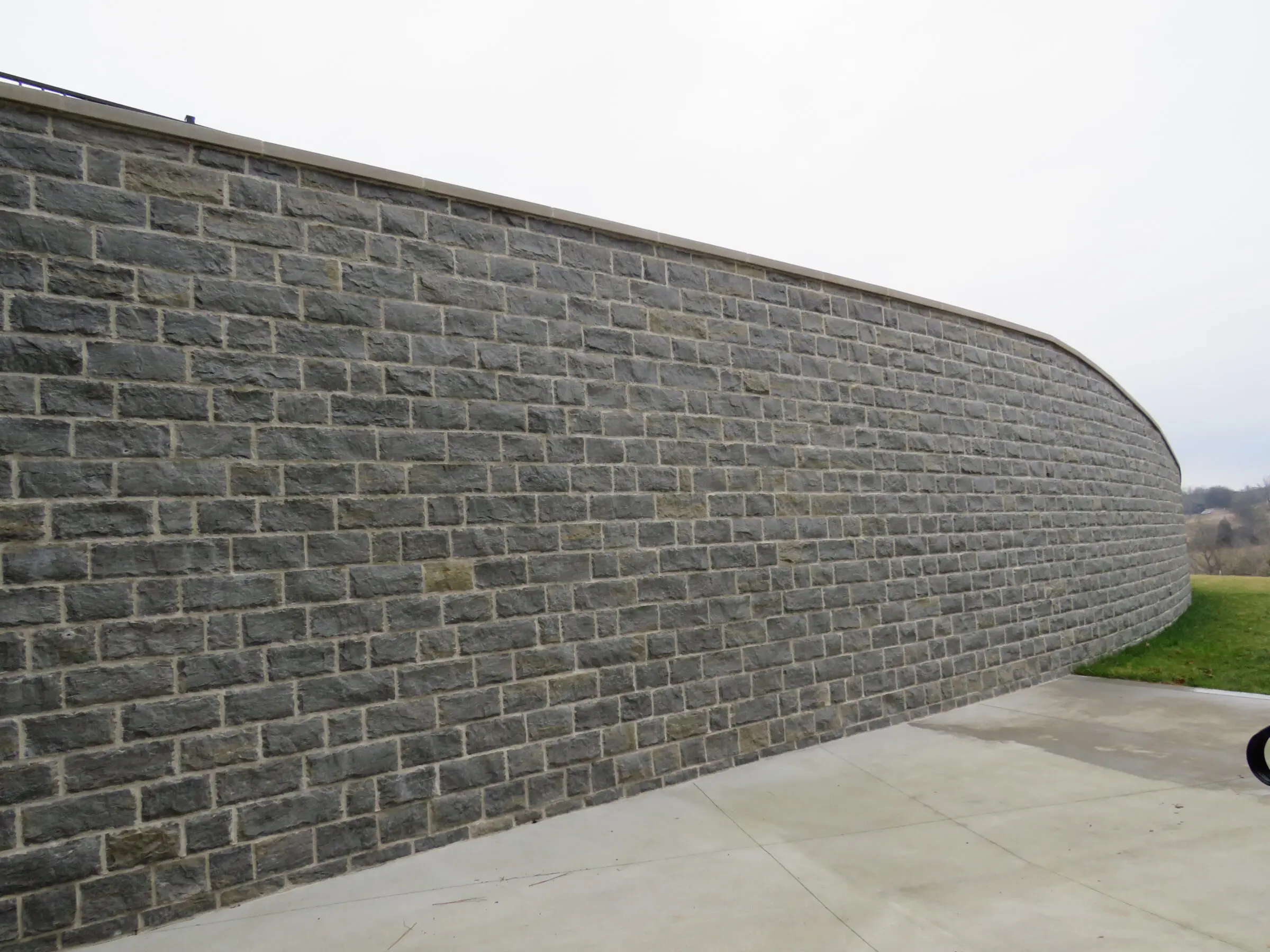 7" Larchmont Natural Thin Stone Veneer Retaining Wall