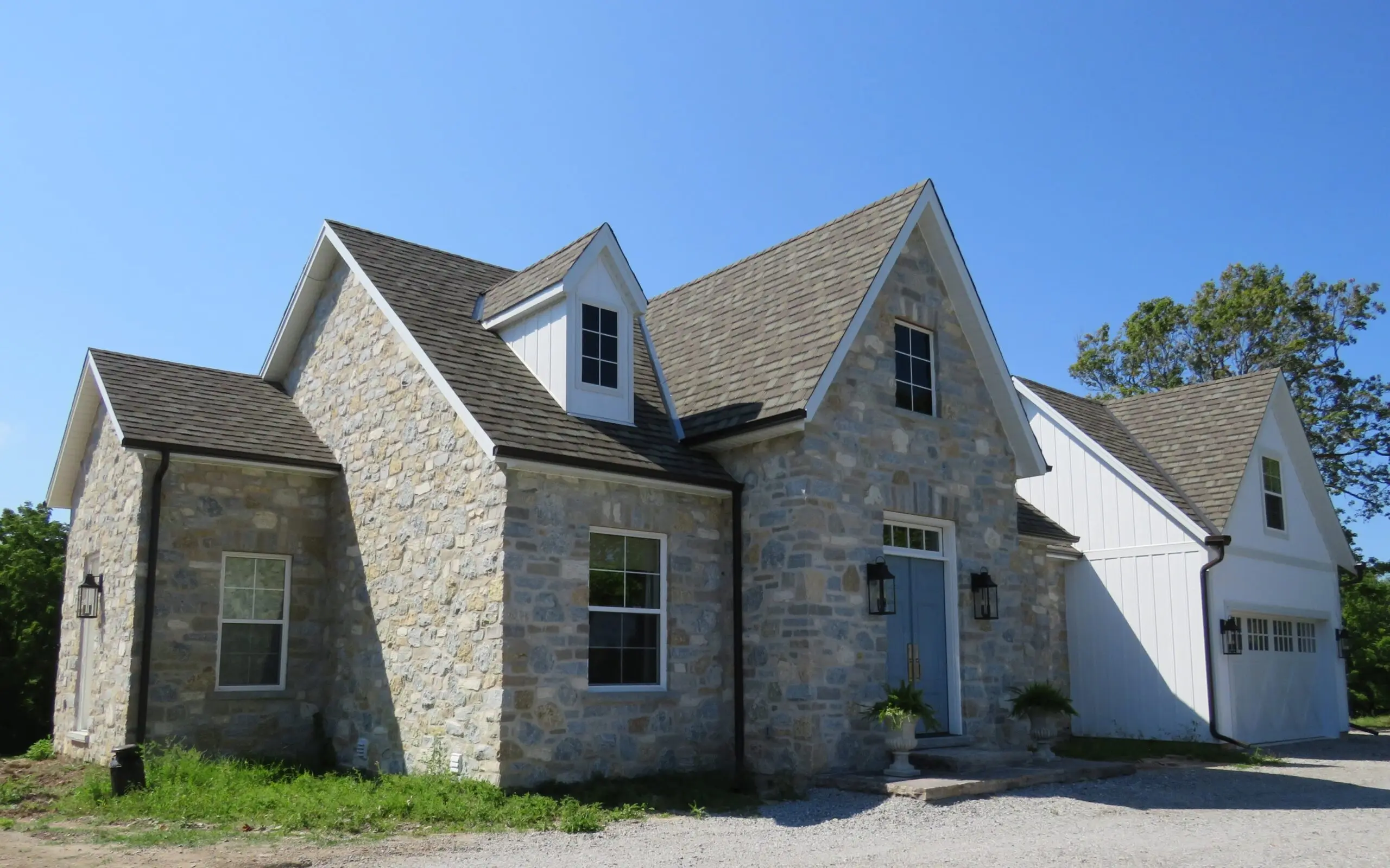 Custom Blend with Chateau and Nottingham Natural Stone Veneer Exterior
