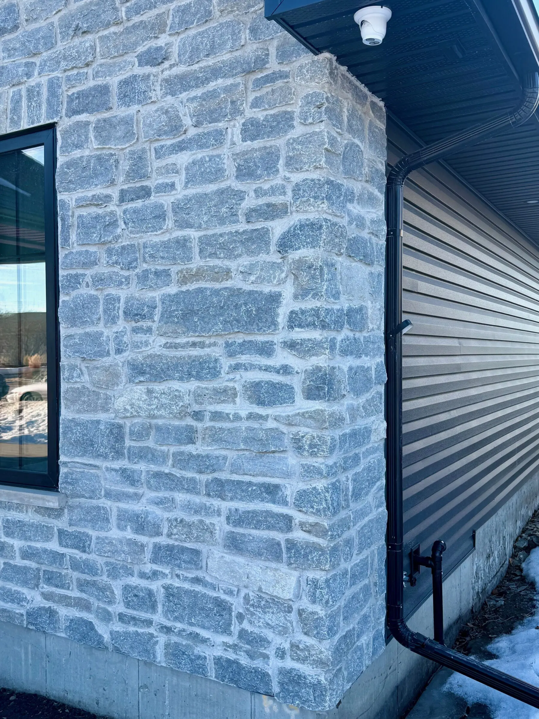 Duluth Real Thin Stone Veneer Corners Close Up
